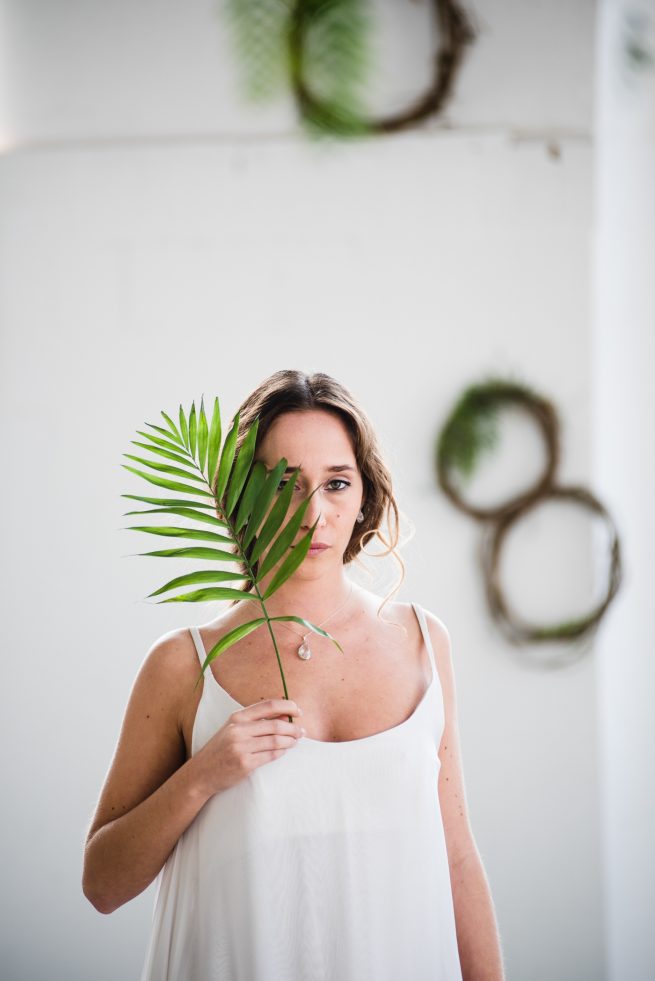 Minimalist Organic Industrial Elopement Barcelona | Shooting d'inspiration Minimalist Organique Industriel Barcelone | Harold Abellan Photography | Make My Wed Wedding Event Design